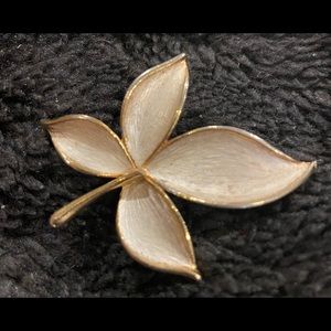 Vintage leaf design brooch